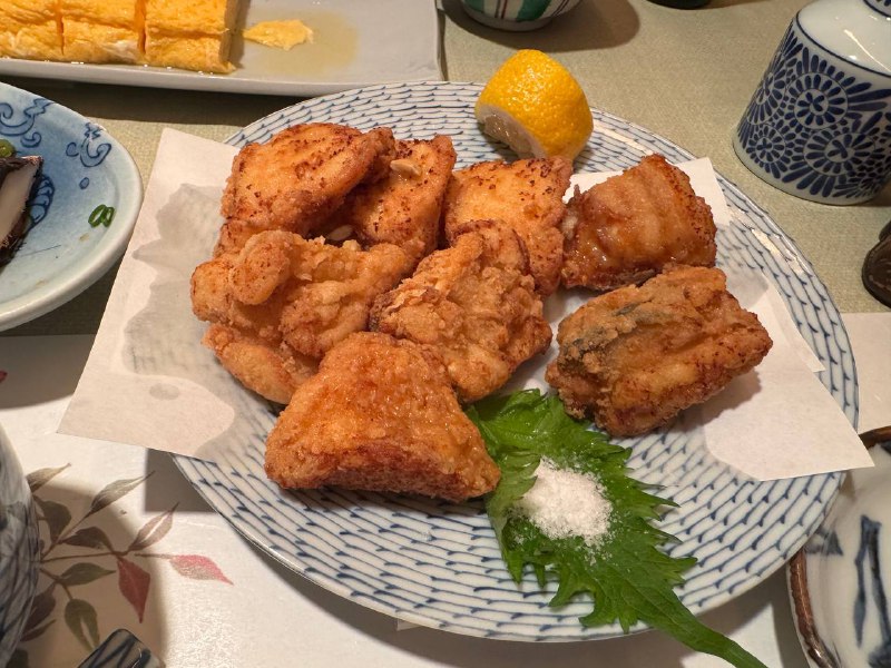 见了前辈，吃到了一家正宗小酒馆聊了很多聊到打烊喝了一杯生啤，三杯姜汁汽水下酒菜有鱼皮、河豚唐扬、厚蛋烧很难忘的一晚#吃点好见了前辈，吃到了一家正宗小酒馆聊了很多聊到打烊喝了一杯生啤，三杯姜汁汽水下酒菜有鱼皮、河豚唐扬、厚蛋烧很难忘的一晚#吃点好