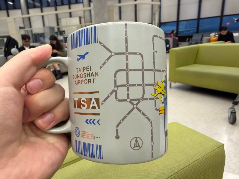 在starbucks看到一个非常好看的杯子，台北松山机场的主题，买了在starbucks看到一个非常好看的杯子，台北松山机场的主题，买了
