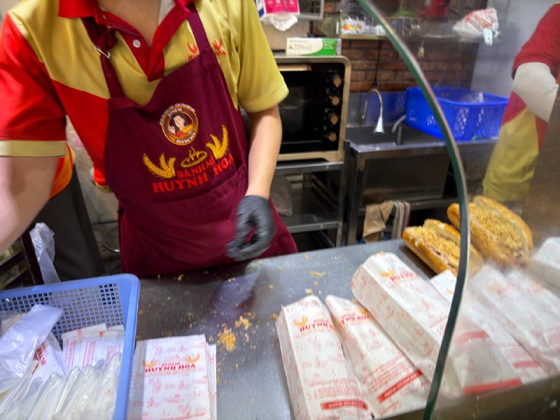 下楼买个法棍早点，喝杯咖啡78k越南盾，差不多二十多块钱，巨管饱，中午不用吃饭了下楼买个法棍早点，喝杯咖啡78k越南盾，差不多二十多块钱，巨管饱，中午不用吃饭了