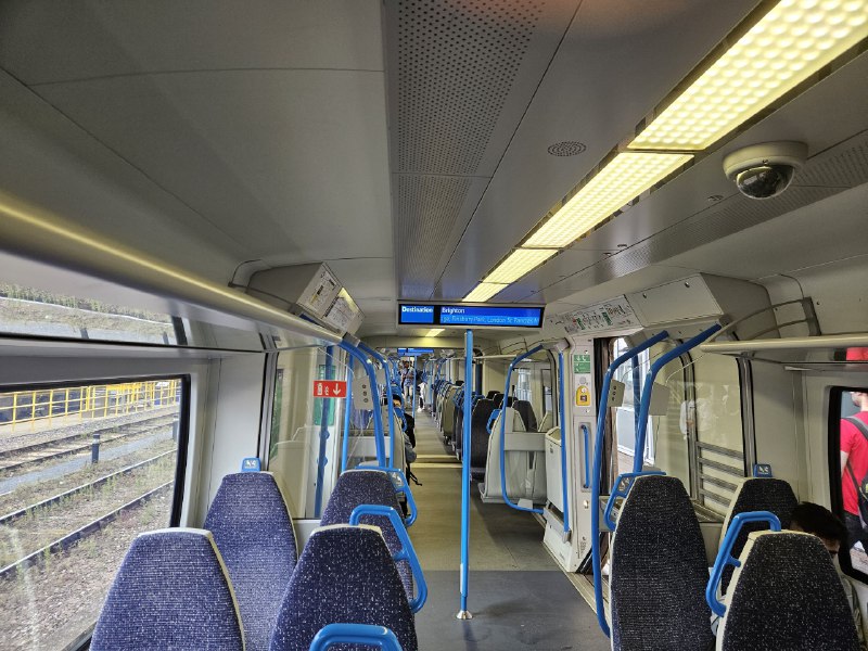 车站完全不检票和安检的...车站完全不检票和安检的...