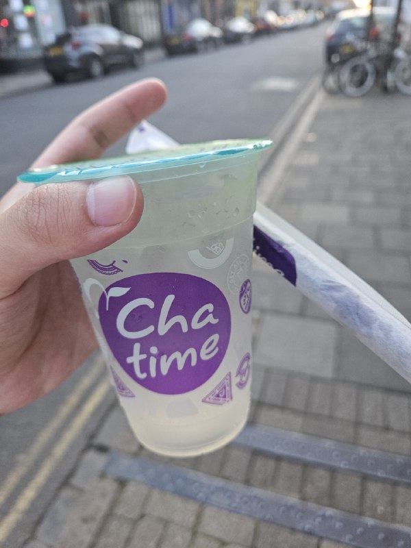 随便喝了点柠檬水，用英文点单，然后发现店里贴了个广告随便喝了点柠檬水，用英文点单，然后发现店里贴了个广告