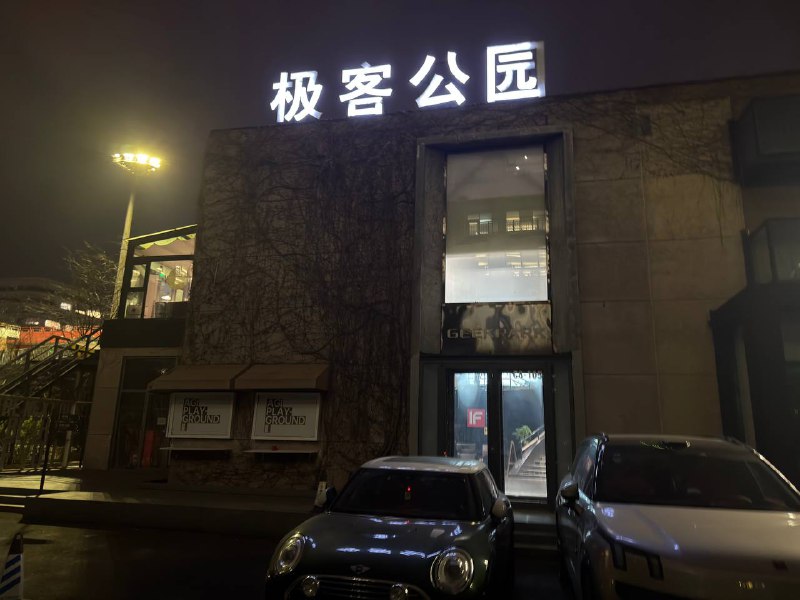 和henri认识这么多年了还是第一次线下见刚认识的时候都还是学生，现在已经是两个班B和henri认识这么多年了还是第一次线下见刚认识的时候都还是学生，现在已经是两个班B