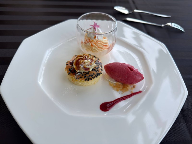 分享一下中午的fine dining法餐位于JR CLEMENT酒店楼顶160CNY左右就可以吃一整个法餐set并且欣赏极致的海港风景分享一下中午的fine dining法餐位于JR CLEMENT酒店楼顶160CNY左右就可以吃一整个法餐set并且欣赏极致的海港风景