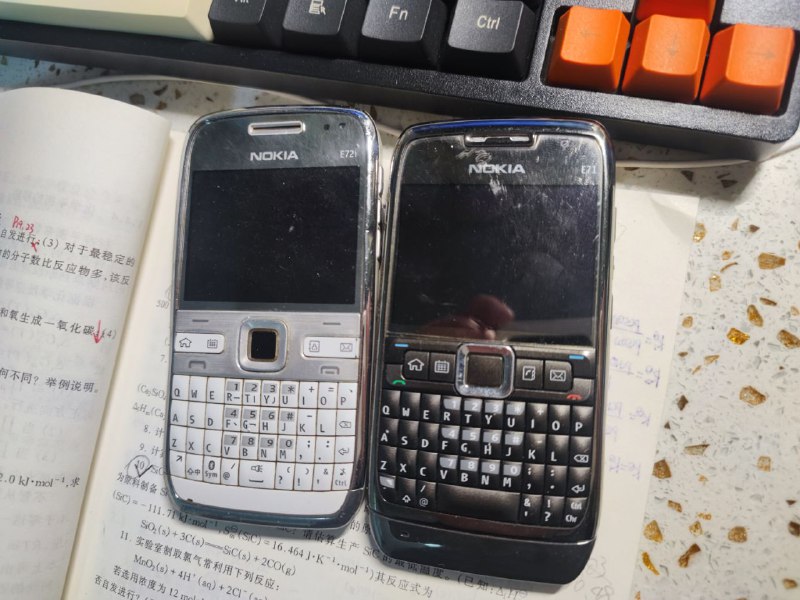 初中时候的主力机...你根本没法想象当时我是怎么上微信和qq的...