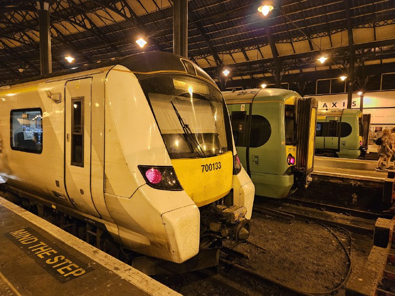 回剑桥~虽然不是这个站的票，但和工作人员说明情况直接开门让我们进了坐一等座（嗯，这里是可以随便坐的，没有固定座位）回剑桥~虽然不是这个站的票，但和工作人员说明情况直接开门让我们进了坐一等座（嗯，这里是可以随便坐的，没有固定座位）