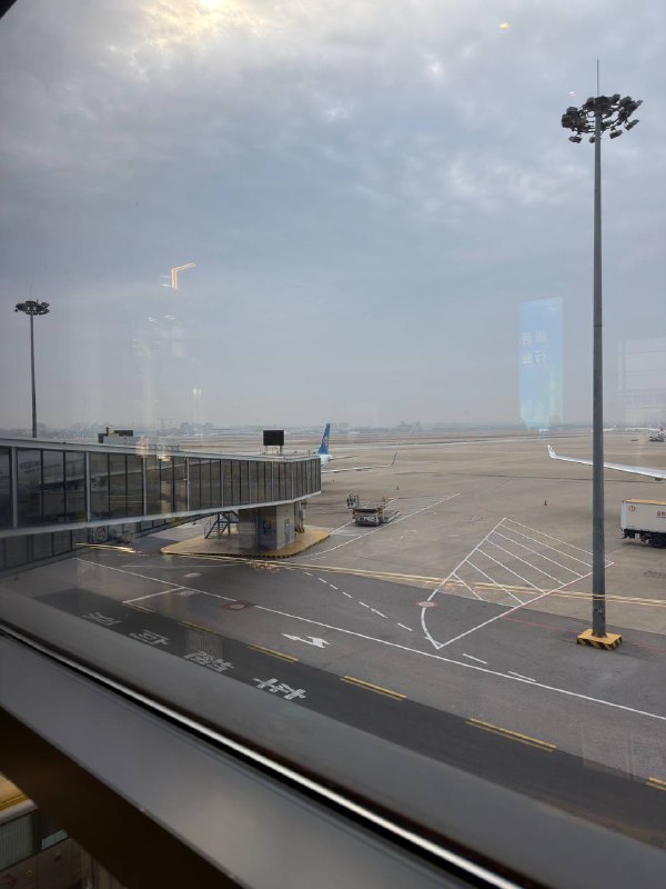 打飞的回去上班…机场看到了OB的广告，太伟大了打飞的回去上班…机场看到了OB的广告，太伟大了