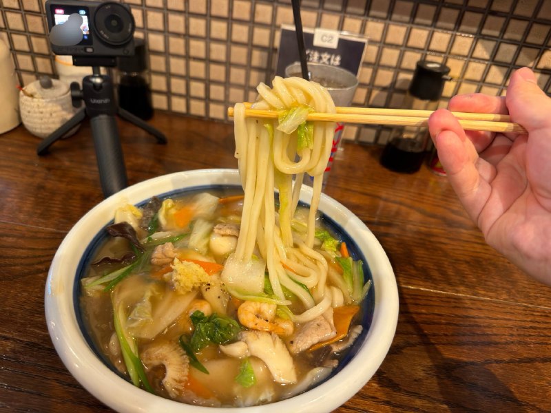 食べログ 上找到评分不错的一家乌冬 しんぺいうどん香川县被称为乌冬县，所以吃一碗乌冬作为高松的最后一顿收尾点的面是 八宝あんかけうどん上来的分量确实足，但是勾芡也太重了，吃到晕碳饮料我最喜欢喝 ジンジャーエール 姜汁汽水
