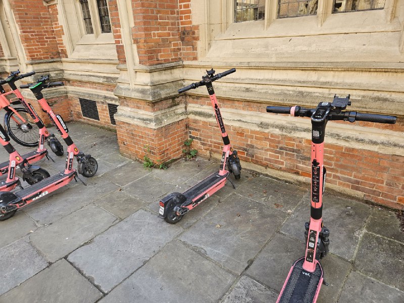 共享电单皇家邮政的车一辆有奥本海默海报的公交共享电单皇家邮政的车一辆有奥本海默海报的公交