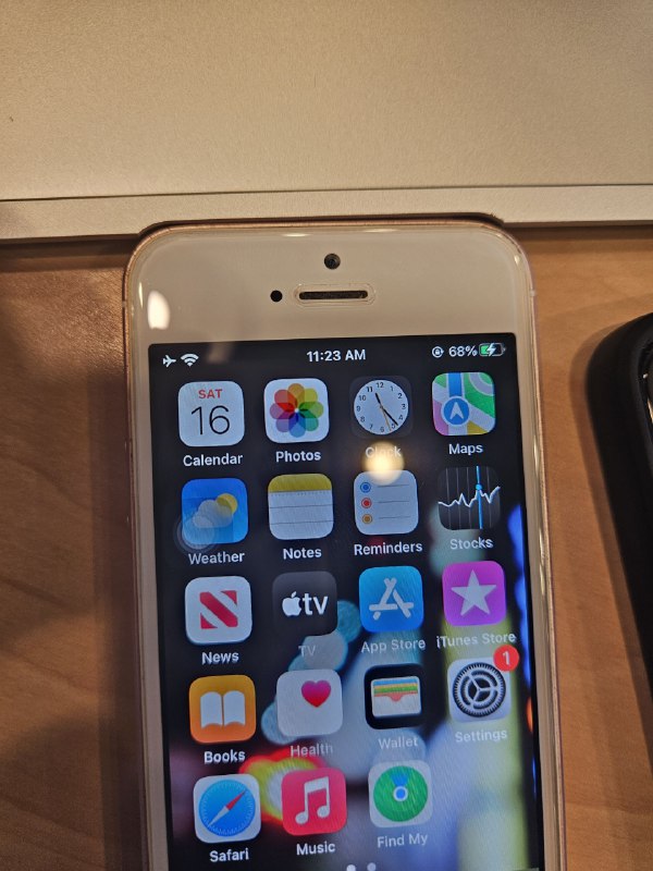 iPhone 5系/se的弧角刚好能卡进MacBook的触摸板下