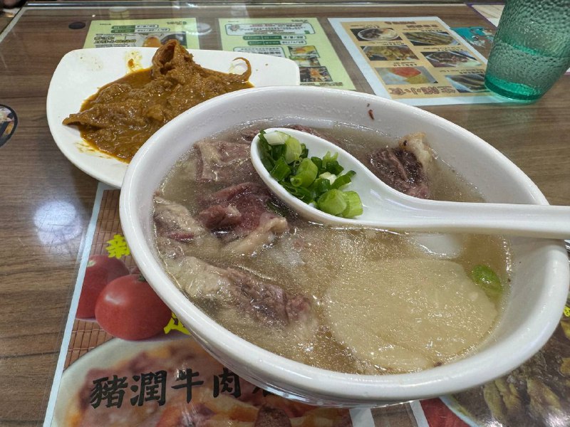 从香港回来了早上十点多自然醒，去公司吃了午饭，下午去签注机续签，现场做攻略在罗湖闸外工银亚洲 VTM 尝试开户，耗时两小时，期间提供了包括证件、内地多个银行的账单（并解释交易记录）、香港银行的账单（并解释交易记录）、住房合同、学生证、实习证明、留学 offer 等等材料，之后 staff 微笑告诉我被拒绝了🫠之后行程非常紧，深水埗吃了晚饭，开始扫街，顺路去中环 apple store 消费了一下很久没去apple store 买过东西了，感觉像进去买菜：“这个怎么卖的，给我来一个”22:00 左右从中环出发，从罗湖坐 line 1 回家，大概 0:00 左右路上看到了腾大的灯还亮着，大概是元宝从香港回来了早上十点多自然醒，去公司吃了午饭，下午去签注机续签，现场做攻略在罗湖闸外工银亚洲 VTM 尝试开户，耗时两小时，期间提供了包括证件、内地多个银行的账单（并解释交易记录）、香港银行的账单（并解释交易记录）、住房合同、学生证、实习证明、留学 offer 等等材料，之后 staff 微笑告诉我被拒绝了🫠之后行程非常紧，深水埗吃了晚饭，开始扫街，顺路去中环 apple store 消费了一下很久没去apple store 买过东西了，感觉像进去买菜：“这个怎么卖的，给我来一个”22:00 左右从中环出发，从罗湖坐 line 1 回家，大概 0:00 左右路上看到了腾大的灯还亮着，大概是元宝