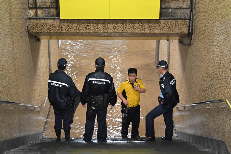 黃大仙龍翔道嚴重水浸 黃泥水湧入港鐵月台