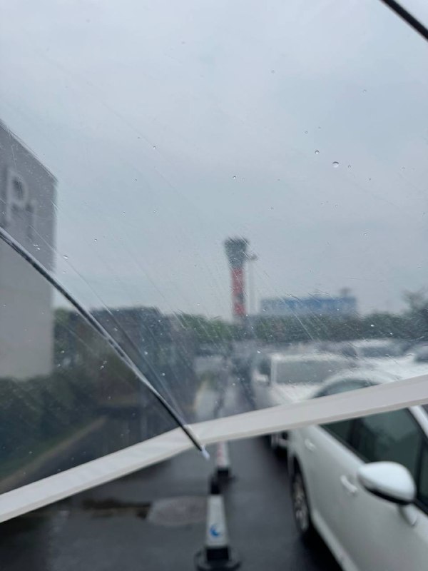 透明な傘で作るひとり分だけの世界