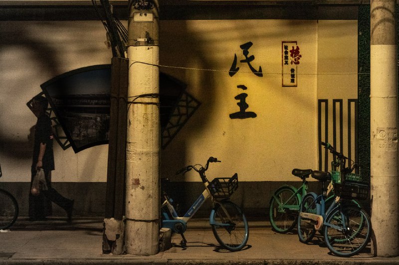 只是觉得镜头感比较强才拍的，不代表本人立场*感觉可以做新闻封面