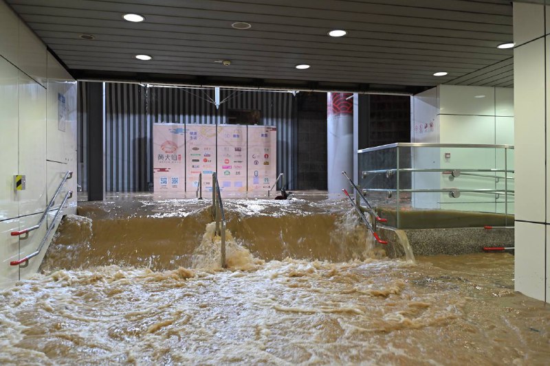 黃大仙龍翔道嚴重水浸 黃泥水湧入港鐵月台
