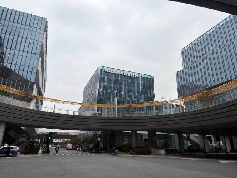 中午不吃饭，省下来的时间出来citywalk，回去再美美睡一觉原来麦当劳大学就在公司旁边中午不吃饭，省下来的时间出来citywalk，回去再美美睡一觉原来麦当劳大学就在公司旁边