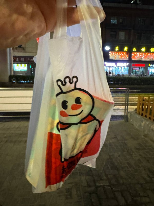 沪国的蜜雪比星巴克还难买，柠檬茶还要加一块钱