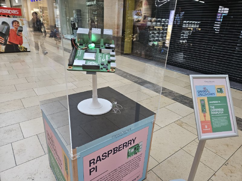 Grand Arcade商场里面的raspberry pi模型可惜下班了，明天去看看