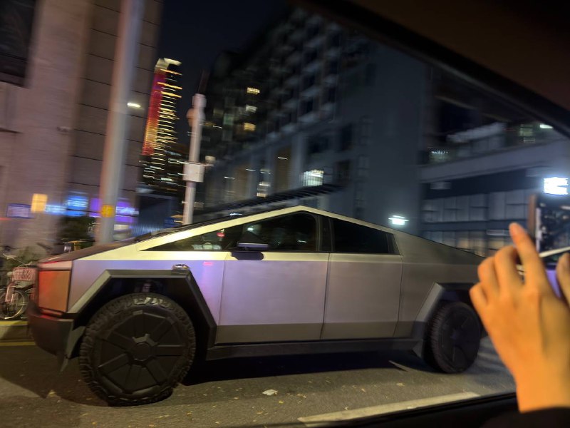 路边看到辆cybertruck