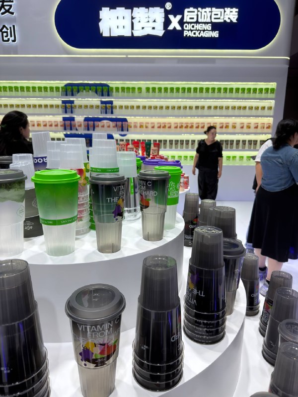 今天逃班，去国展中心逛 hotelex食博会挑咖啡豆，没忍住买了好几袋味道很好的豆子食博会比我们 AI 的展会有意思多了，小甜水喝到撑今天逃班，去国展中心逛 hotelex食博会挑咖啡豆，没忍住买了好几袋味道很好的豆子食博会比我们 AI 的展会有意思多了，小甜水喝到撑