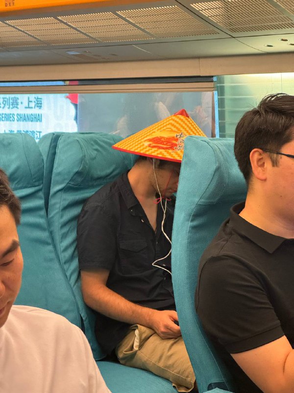 在浦东比较难崩的老外戴着一个写着中国梦的斗笠非常好，使汤姆猫旋转并吟唱清晨焊机