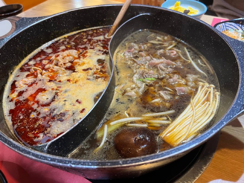 #Steven今天吃什么 今晚吃：detailed, 4k, delicious hot pot, reality —ar 16:9 —v 5