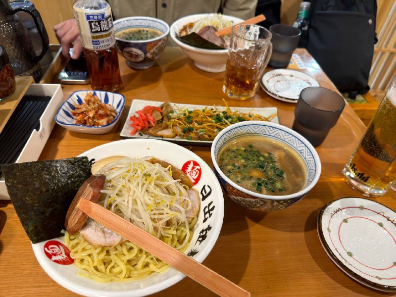 和henri认识这么多年了还是第一次线下见刚认识的时候都还是学生，现在已经是两个班B和henri认识这么多年了还是第一次线下见刚认识的时候都还是学生，现在已经是两个班B