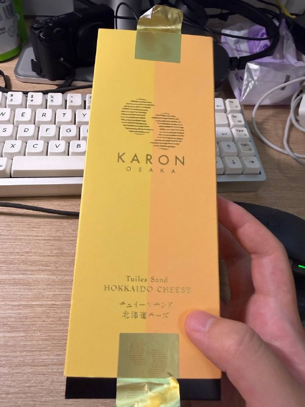关西机场买的一个很贵的小饼干，5个一盒，好像快2k日元了没有很重的甜味，带一点咸味，奶味重，非常好吃稍不注意就全吃完了tb搜了下代购155一盒下次路过再买吧关西机场买的一个很贵的小饼干，5个一盒，好像快2k日元了没有很重的甜味，带一点咸味，奶味重，非常好吃稍不注意就全吃完了tb搜了下代购155一盒下次路过再买吧