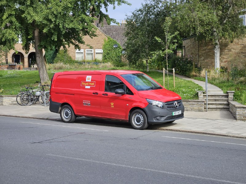 共享电单皇家邮政的车一辆有奥本海默海报的公交共享电单皇家邮政的车一辆有奥本海默海报的公交