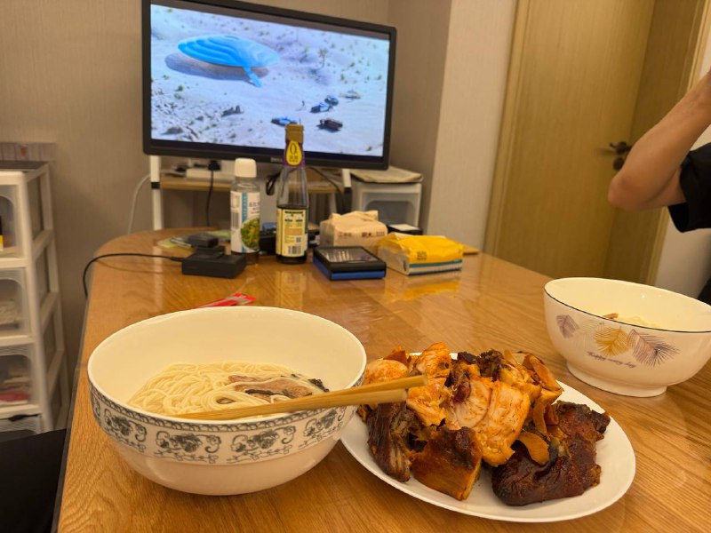 在炸鸡哥哥的大豪斯吃的山姆的烤鸡边吃边看了《爱死机》最新一季#吃点好