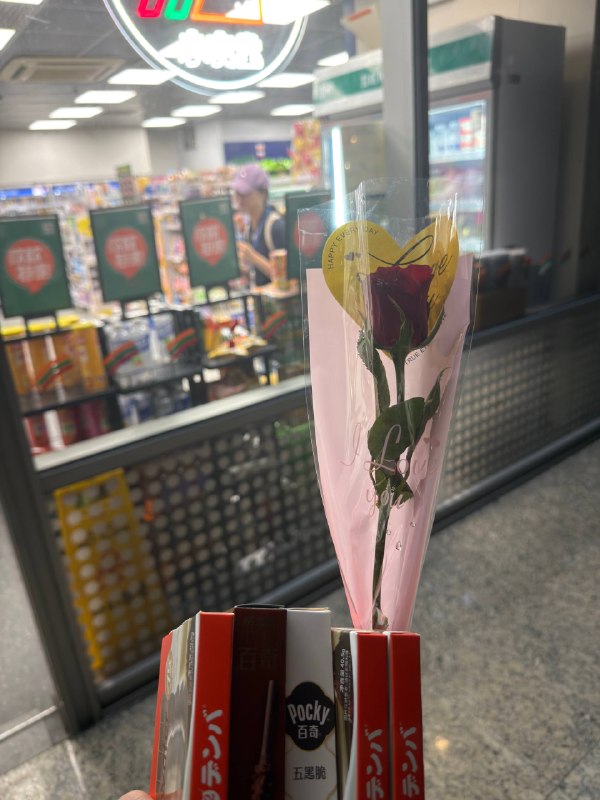 七夕第一次收到玫瑰花居然是711送的我爱711😭