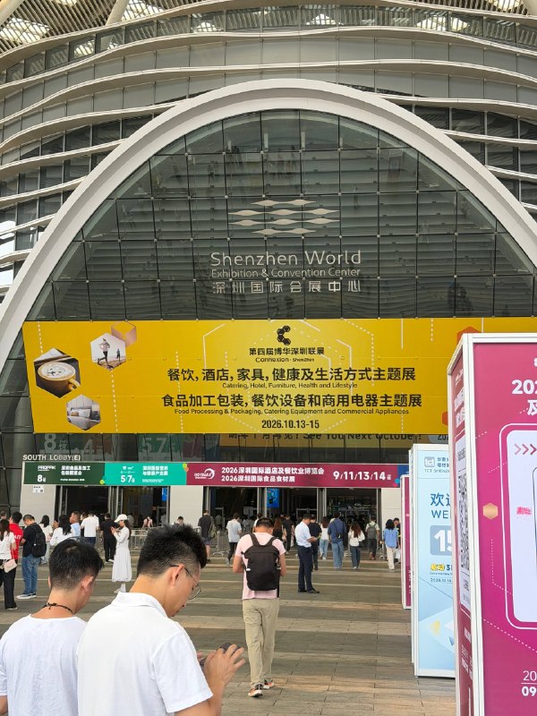 今天逃班，去国展中心逛 hotelex食博会挑咖啡豆，没忍住买了好几袋味道很好的豆子食博会比我们 AI 的展会有意思多了，小甜水喝到撑今天逃班，去国展中心逛 hotelex食博会挑咖啡豆，没忍住买了好几袋味道很好的豆子食博会比我们 AI 的展会有意思多了，小甜水喝到撑