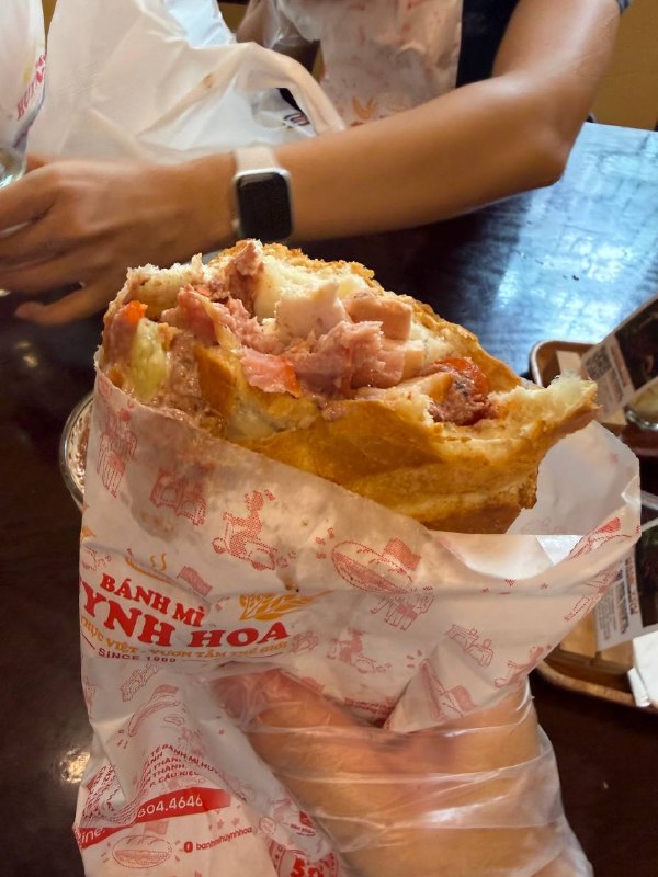下楼买个法棍早点，喝杯咖啡78k越南盾，差不多二十多块钱，巨管饱，中午不用吃饭了下楼买个法棍早点，喝杯咖啡78k越南盾，差不多二十多块钱，巨管饱，中午不用吃饭了