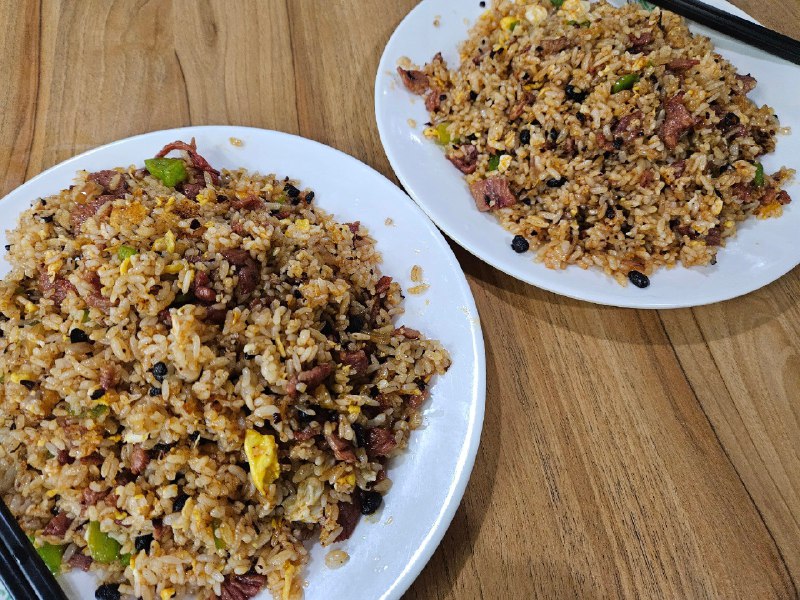 小孩子不懂吃蛋炒饭吃了玩的