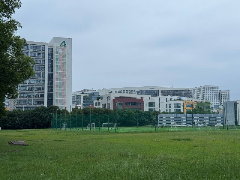 大概会是今年最后一次来苏州园区了明天是学校的毕业典礼，但我觉得真正的毕业是从 Dify 毕业了疯四聚餐上见了几位新面孔，离开一周也有了很多新变化，越来越好了大概会是今年最后一次来苏州园区了明天是学校的毕业典礼，但我觉得真正的毕业是从 Dify 毕业了疯四聚餐上见了几位新面孔，离开一周也有了很多新变化，越来越好了