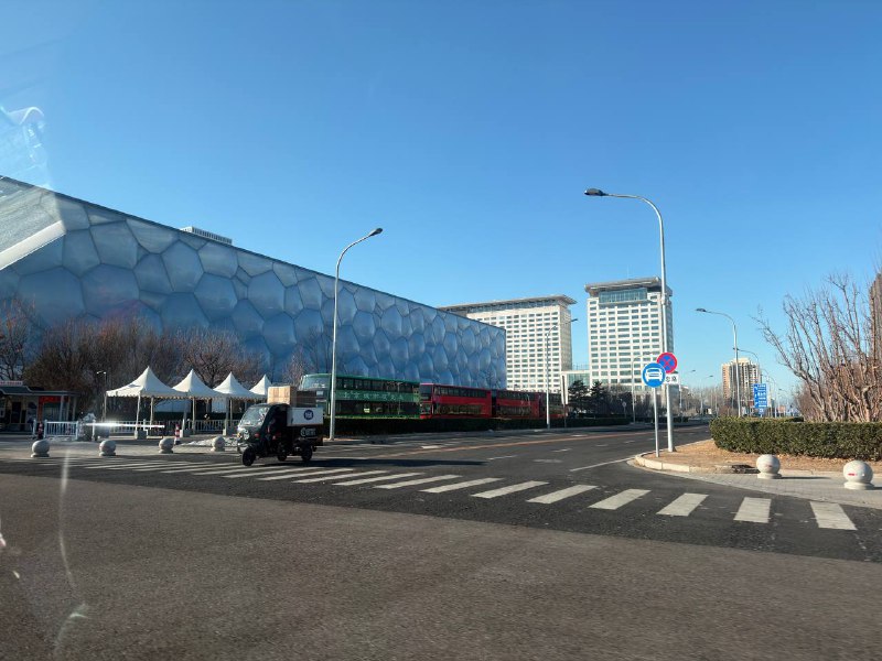 1. 早上一壶手冲开启超长续航2. 水立方3. 错误记忆4. 必胜客首店5. 三里屯优衣库，懂得都懂1. 早上一壶手冲开启超长续航2. 水立方3. 错误记忆4. 必胜客首店5. 三里屯优衣库，懂得都懂