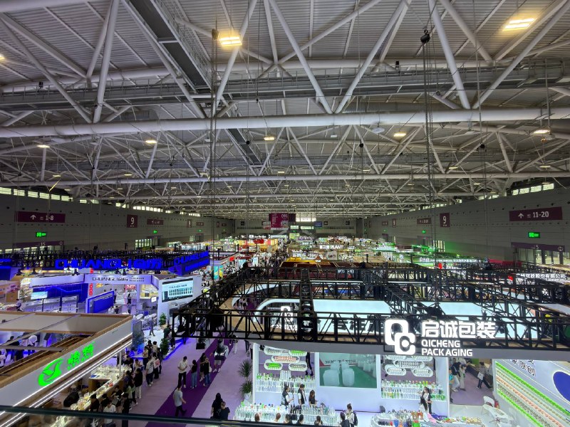 今天逃班，去国展中心逛 hotelex食博会挑咖啡豆，没忍住买了好几袋味道很好的豆子食博会比我们 AI 的展会有意思多了，小甜水喝到撑今天逃班，去国展中心逛 hotelex食博会挑咖啡豆，没忍住买了好几袋味道很好的豆子食博会比我们 AI 的展会有意思多了，小甜水喝到撑