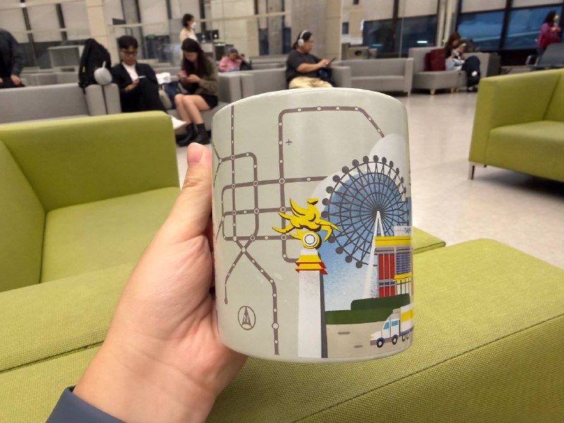 在starbucks看到一个非常好看的杯子，台北松山机场的主题，买了在starbucks看到一个非常好看的杯子，台北松山机场的主题，买了