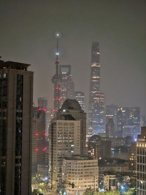 第一次见到了熄灯的东方明珠