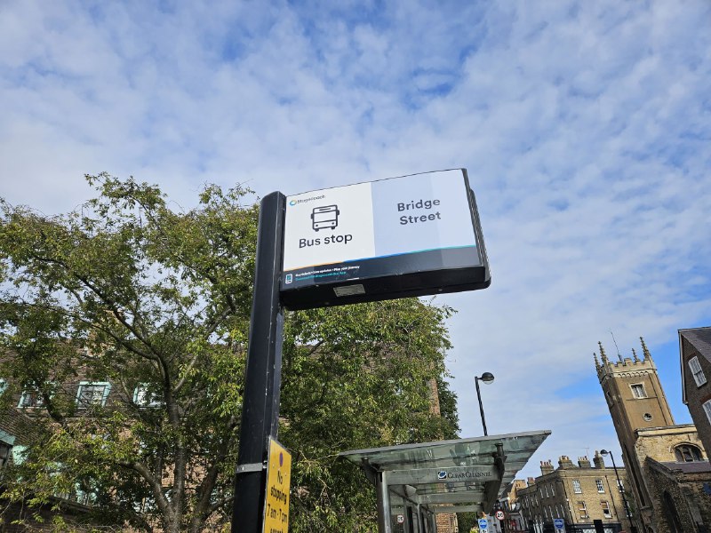 共享电单皇家邮政的车一辆有奥本海默海报的公交共享电单皇家邮政的车一辆有奥本海默海报的公交