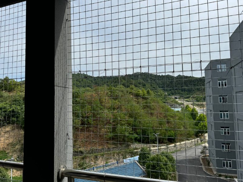 被学校卖到鬼偏的地方实习，连坐五个多小时高铁又转大巴，信号只有两格4G，住宿区装修的像监狱，周围都没什么小店，楼下小卖部比罗森还贵，我都不知道接下来两个星期怎么过又因为学校耽误了半个月时间😇被学校卖到鬼偏的地方实习，连坐五个多小时高铁又转大巴，信号只有两格4G，住宿区装修的像监狱，周围都没什么小店，楼下小卖部比罗森还贵，我都不知道接下来两个星期怎么过又因为学校耽误了半个月时间😇