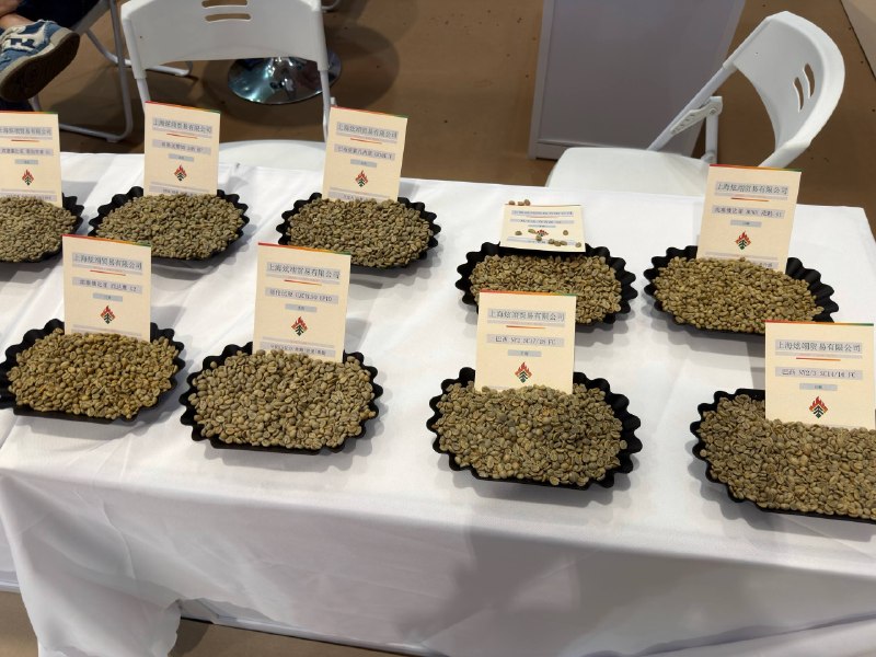 今天逃班，去国展中心逛 hotelex食博会挑咖啡豆，没忍住买了好几袋味道很好的豆子食博会比我们 AI 的展会有意思多了，小甜水喝到撑今天逃班，去国展中心逛 hotelex食博会挑咖啡豆，没忍住买了好几袋味道很好的豆子食博会比我们 AI 的展会有意思多了，小甜水喝到撑