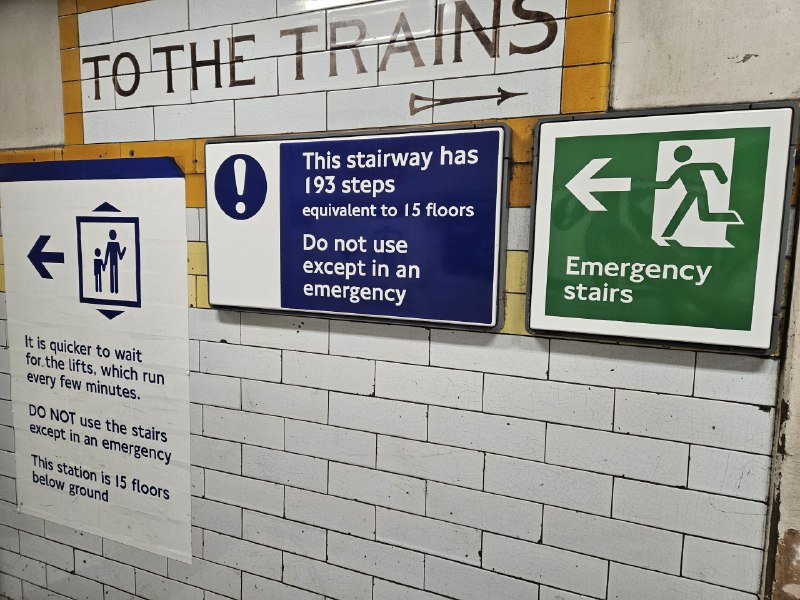 Piccadilly Line, Convent Garden站在市中心，泰晤士河边上的一个站站台的深度相当于15层楼高但是有4台很大的电梯（满员56人）Piccadilly Line, Convent Garden站在市中心，泰晤士河边上的一个站站台的深度相当于15层楼高但是有4台很大的电梯（满员56人）