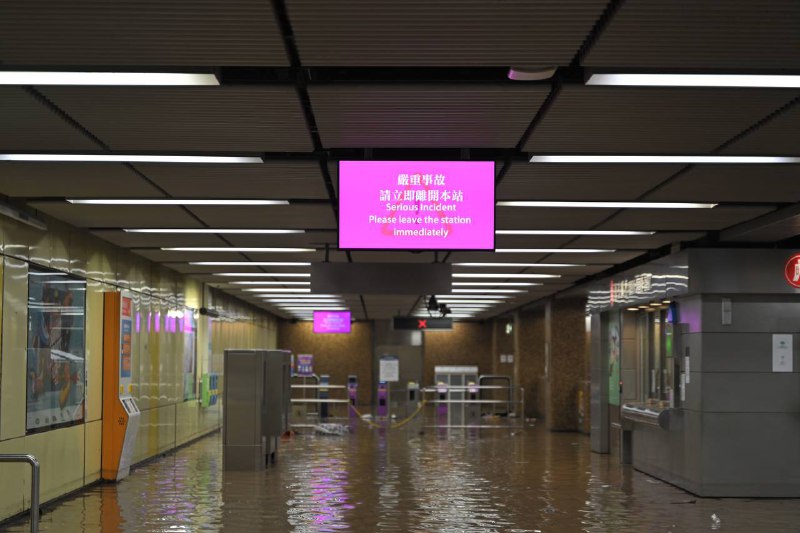 黃大仙龍翔道嚴重水浸 黃泥水湧入港鐵月台