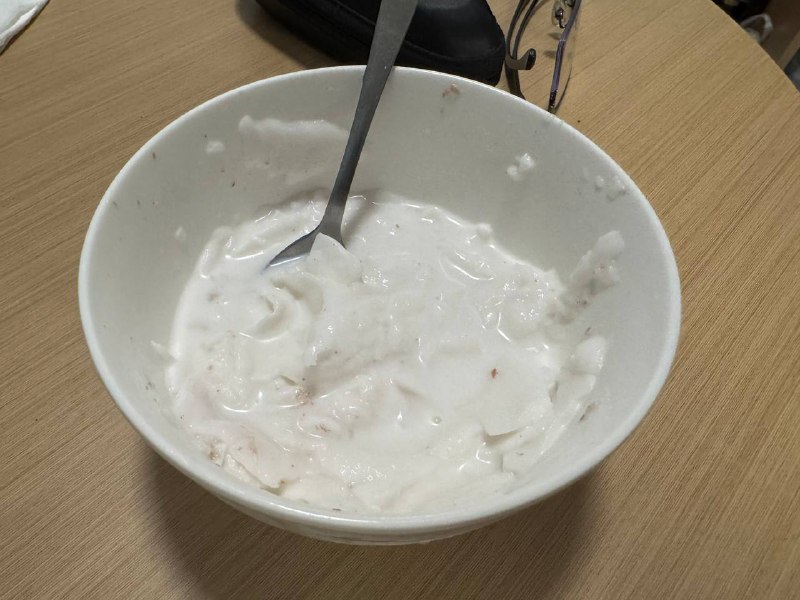 碎椰肉拌牛奶，搞几滴蜂蜜不好喝可能光椰乳好喝点，配上椰肉口感非常差换句话说好喝的椰汁饮料都是科技