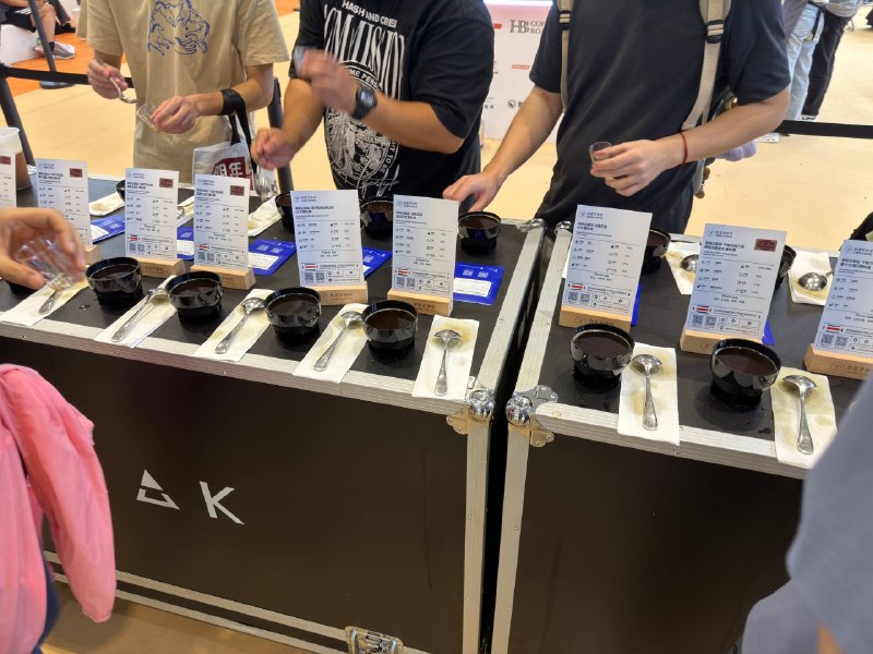 今天逃班，去国展中心逛 hotelex食博会挑咖啡豆，没忍住买了好几袋味道很好的豆子食博会比我们 AI 的展会有意思多了，小甜水喝到撑今天逃班，去国展中心逛 hotelex食博会挑咖啡豆，没忍住买了好几袋味道很好的豆子食博会比我们 AI 的展会有意思多了，小甜水喝到撑