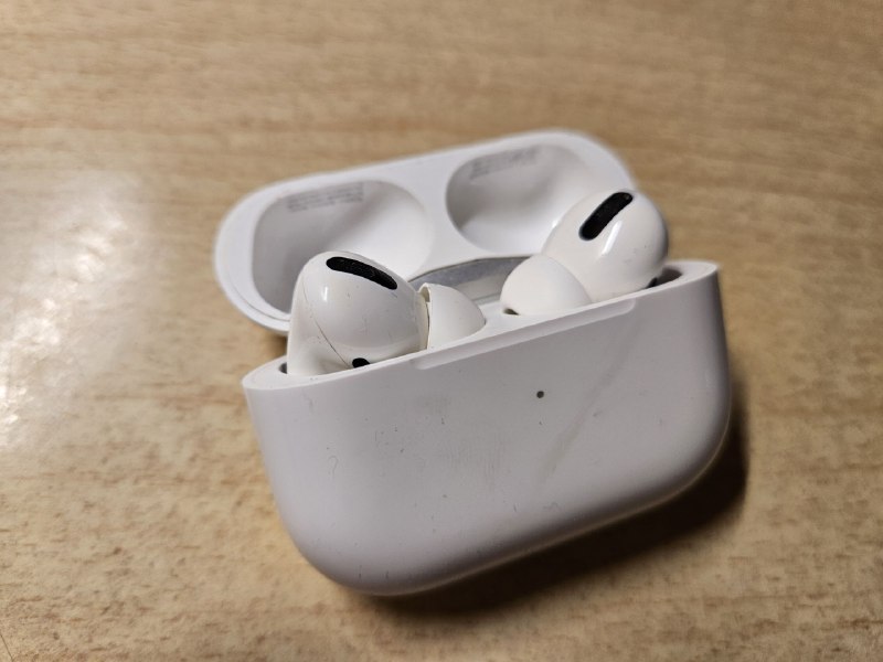 #出售 #电子垃圾 #Airpods #林檎 #耳机 联系 Steven Lynn 价格 459Airpods pro 一代 国行 箱说全 不送线自用，因为换airpods pro 2故出成色如图，正面背面均有明显划痕和印子ac+已过期功能正常无修 序列号如图邮费自理 不刀 不因成色原因退货#出售 #电子垃圾 #Airpods #林檎 #耳机 联系 Steven Lynn 价格 459Airpods pro 一代 国行 箱说全 不送线自用，因为换airpods pro 2故出成色如图，正面背面均有明显划痕和印子ac+已过期功能正常无修 序列号如图邮费自理 不刀 不因成色原因退货