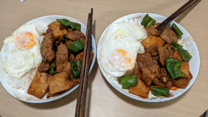 1/4袋千叶豆腐，俩长青椒，360g代笔前腿肉爽吃买的时候只在乎打折了，没注意肉有这么多，虽然是能吃完的但是感觉是到现在为止在家做的炒菜里面吃肉吃得最爽的一次了（