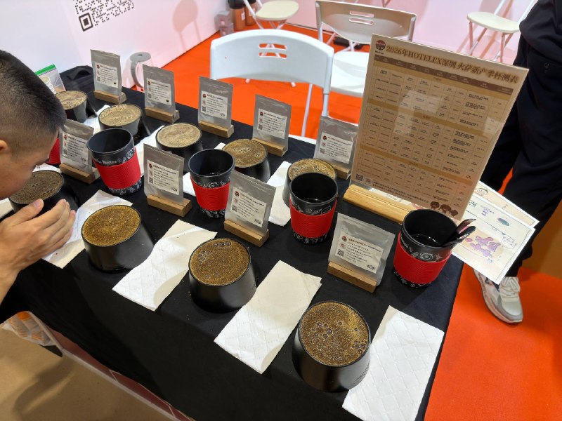 今天逃班，去国展中心逛 hotelex食博会挑咖啡豆，没忍住买了好几袋味道很好的豆子食博会比我们 AI 的展会有意思多了，小甜水喝到撑今天逃班，去国展中心逛 hotelex食博会挑咖啡豆，没忍住买了好几袋味道很好的豆子食博会比我们 AI 的展会有意思多了，小甜水喝到撑