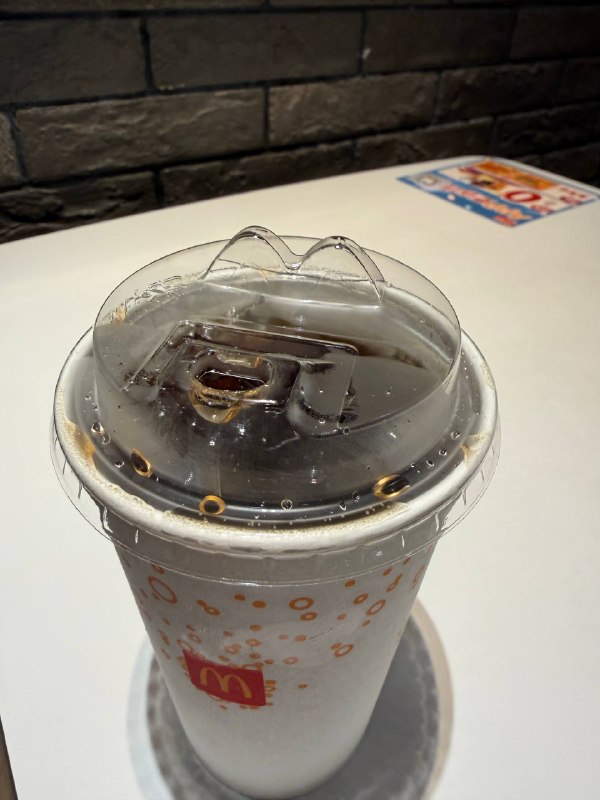 M记这个新杯盖刚好插鼻孔里，神了