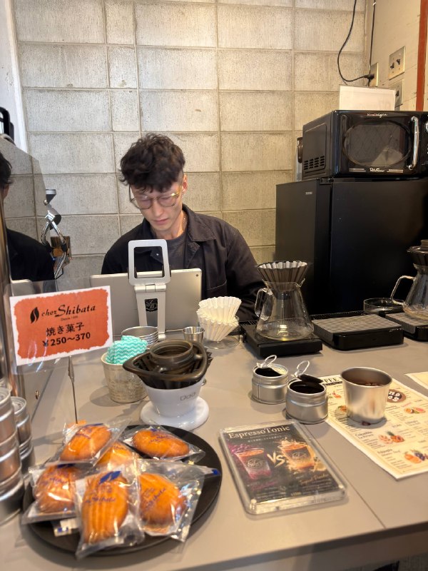 来到大阪后去了家咖啡店，喝杯手冲老板人很热情很能聊顺便给我推荐了本地人爱去的拉面馆来到大阪后去了家咖啡店，喝杯手冲老板人很热情很能聊顺便给我推荐了本地人爱去的拉面馆